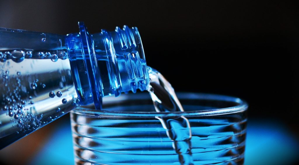 Bere acqua: quando? Prima o dopo i pasti?