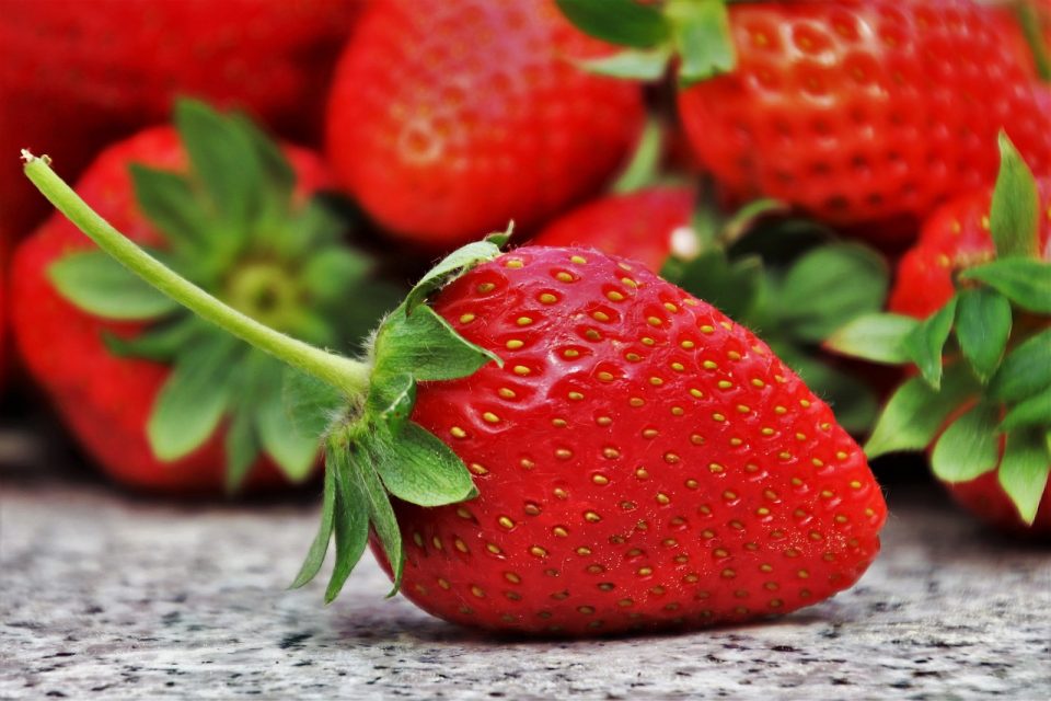 Scopri gli effetti sorprendenti che le fragole possono avere sul tuo corpo se le mangi tutte le sere prima di andare a letto.
