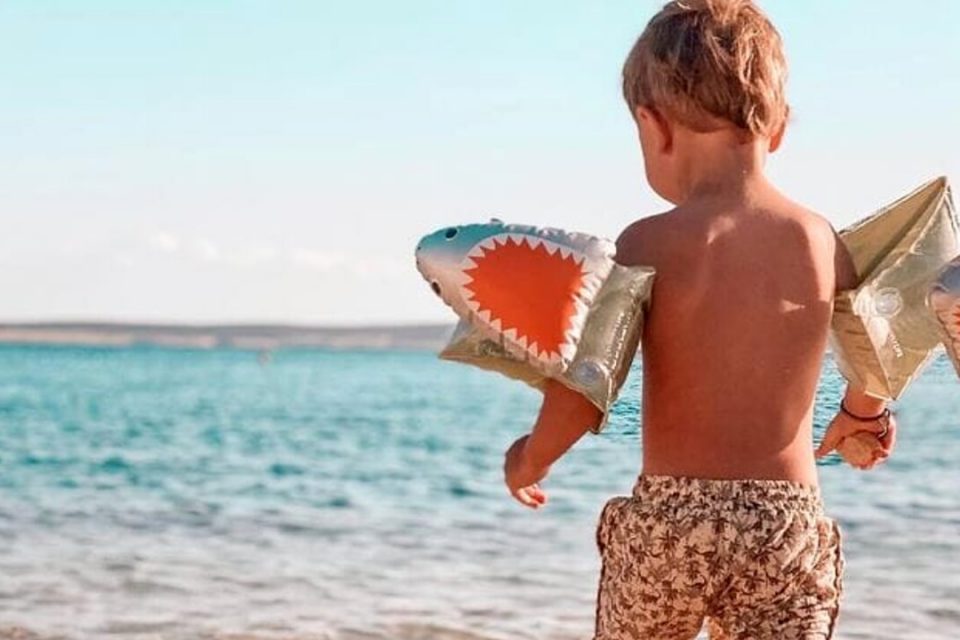 Farsi il bagno a mare dopo aver mangiato è una pratica molto diffusa durante le giornate estive: ma quali sono i rischi?